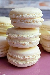 Drei aufeinandergestapelte Macarons (französische Süßigkeit), Foto von MissSuki (Pixabay)