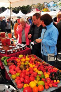 Marktstand mit verschiedenen Tomaten