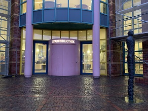 Eingang der Albert-Vigoleis-Thelen-Stadtbibliothek (Foto: Stadt Viersen)