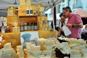 Süchtelner Vielfalt: Marktstand mit Käse
