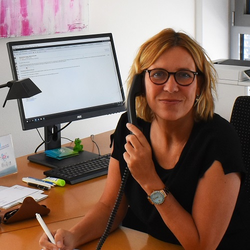 Zu sehen ist Bürgermeisterin Sabine Anemüller am Telefon