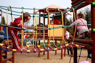 Kinder am Spielplatz