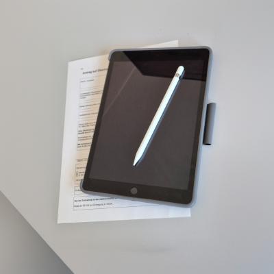 Tablet mit Stift und einem Antrag
