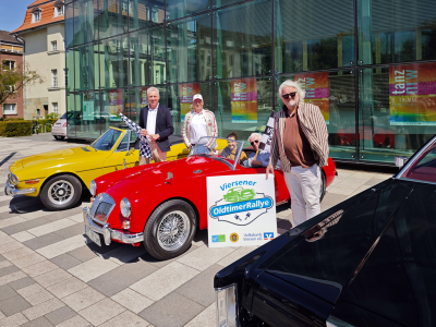 Menschen mit Oldtimern