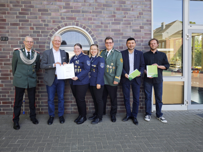 Menschen mit Urkunde