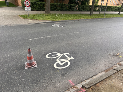 Das Bild zeigt die Fahrbahn der Lindenstraße mit zwei Fahrrad-Piktogrammen (Foto: Stadt Viersen)