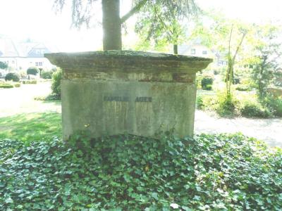 Friedhof Dülken, Grabstein Auer