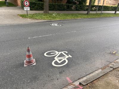 Radwegpiktogramm auf Straße