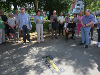 Bürgermeisterin Sabine Anemüller sprach bei der Enthüllung der Gedenkschwelle (Foto: Stadt Viersen)