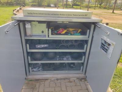 Box mit Sportutensilien