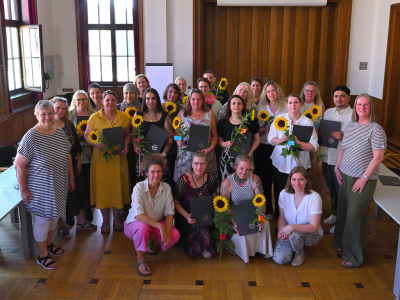 Das Foto zeigt die neuen OGS-Ergänzungskräfte bei der Übergabe der Prüfungszeugnisse mit weiteren Personen aus der Stadtverwaltung einschließlich Personalrat und vom Technologiezentrum Glehn. Es ist frei zur redaktionellen Verwendung bei Nennung des Urhebervermerks „Foto: Stadt Viersen“.