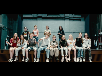 Kinder und Jugendliche auf einer Theaterbühne