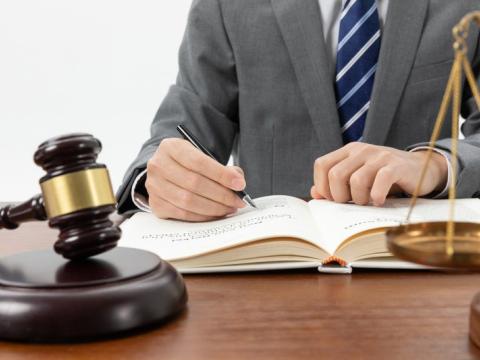 Hammer und Buch auf Schreibtisch
