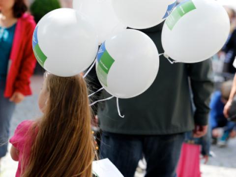Kind mit Luftballons Rubrikbild Kindertag Dülken