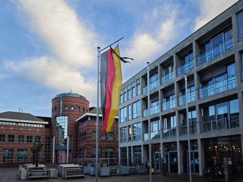 Trauerbeflaggung am Stadthaus Viersen