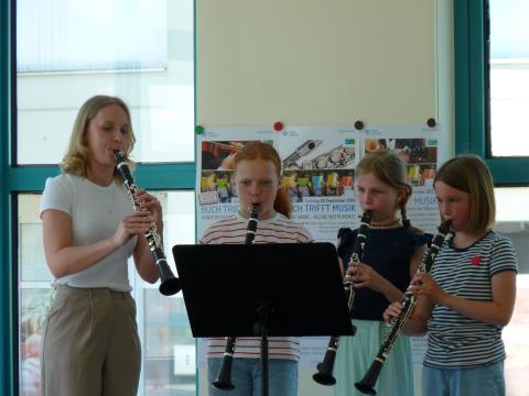 	Klarinetten-Quartett spezial: Profi Lena Veltkamp und Schülerinnen-Trio mit Greta Thiery, Greta Rattay und Marlene Dockhorn