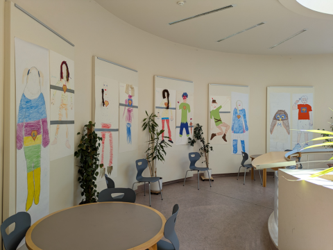 Großformatige Bilder an einer gerundeten Wand