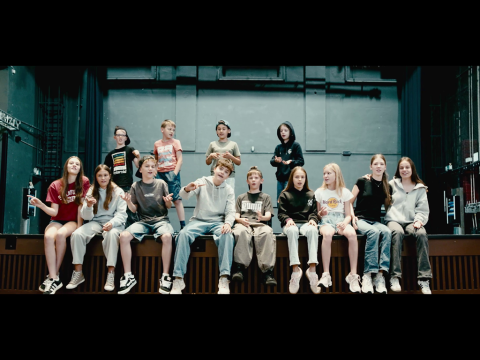 Kinder und Jugendliche auf einer Theaterbühne
