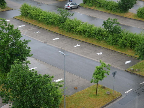 ein Parkplatz mit ungewöhnlichen Piktogrammen