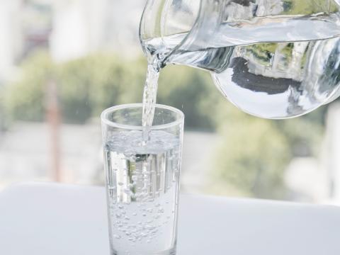 Wasserglas wird befüllt