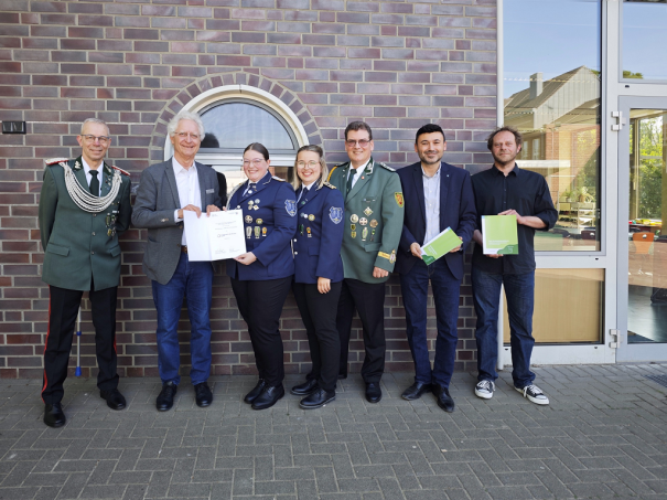 Menschen mit Urkunde