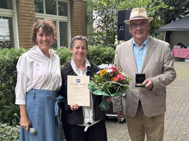 Unser Bild zeigt Bürgermeisterin Sabine Anemüller (links) und Viersens Ortsbürgermeister Hans-Willy Bouren mit Michaela Smailus, die stellvertretend die Ehrung entgegennahm. (Foto: Stadt Viersen)