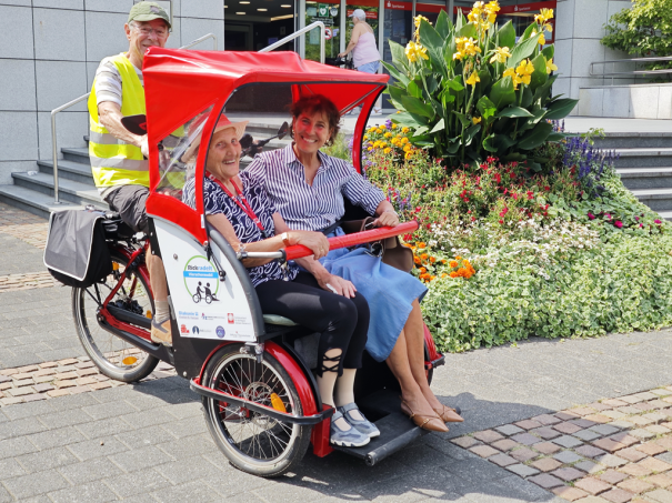 Rikscha mit weiblichen Fahrgästen