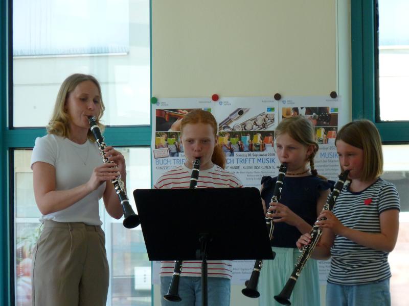 	Klarinetten-Quartett spezial: Profi Lena Veltkamp und Schülerinnen-Trio mit Greta Thiery, Greta Rattay und Marlene Dockhorn