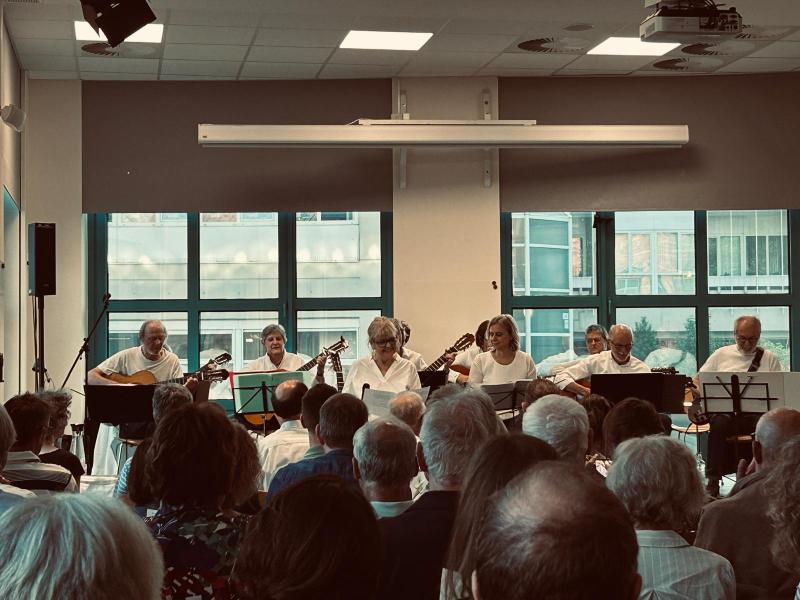 Das Gitarrenensemble OfrO unter der Leitung von Walter Jedro (links)